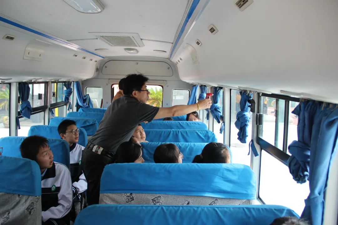 校車(chē)應(yīng)急演練 筑牢安全防線——孟河中學(xué)開(kāi)展校車(chē)安全應(yīng)急逃生演練活動(dòng) 圖片