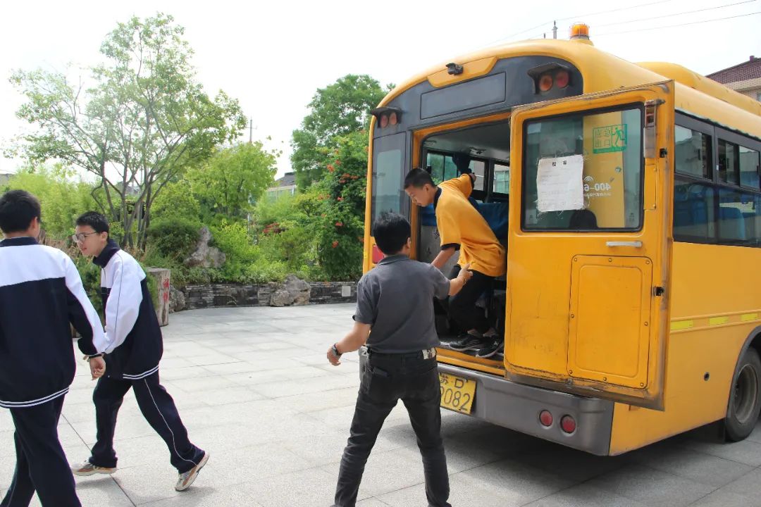 校車(chē)應(yīng)急演練 筑牢安全防線——孟河中學(xué)開(kāi)展校車(chē)安全應(yīng)急逃生演練活動(dòng) 校車(chē)應(yīng)急演練 筑牢安全防線——孟河中學(xué)開(kāi)展校車(chē)安全應(yīng)急逃生演練活動(dòng)