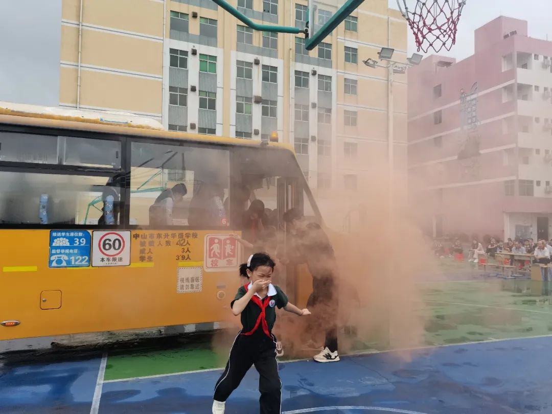 小欖鎮(zhèn)2024年校車司乘人員緊急疏散演練現(xiàn)場(chǎng)觀摩會(huì)在中山市東升華盛學(xué)校舉行/ 圖片
