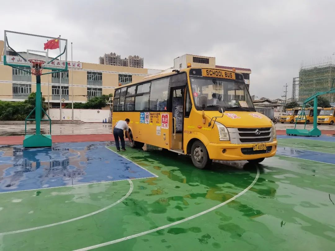 小欖鎮(zhèn)2024年校車司乘人員緊急疏散演練現(xiàn)場(chǎng)觀摩會(huì)在中山市東升華盛學(xué)校舉行/ 圖片