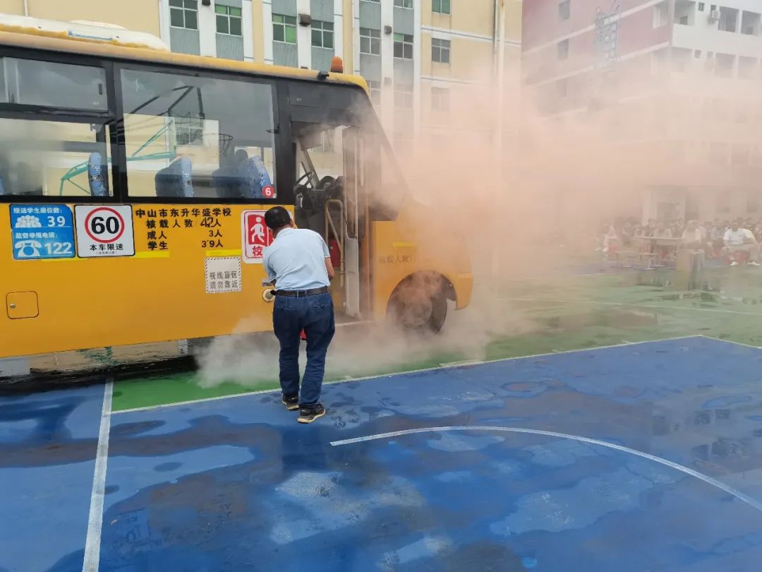 小欖鎮(zhèn)2024年校車司乘人員緊急疏散演練現(xiàn)場(chǎng)觀摩會(huì)在中山市東升華盛學(xué)校舉行/ 圖片