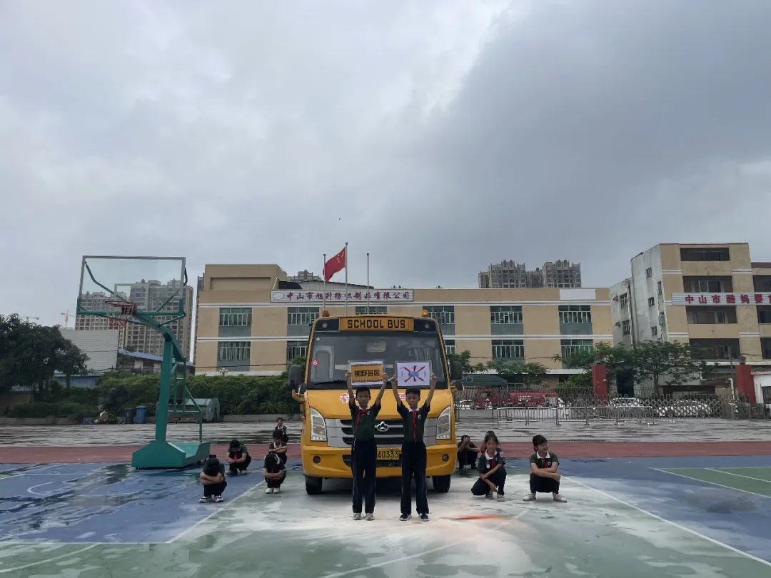 小欖鎮(zhèn)2024年校車司乘人員緊急疏散演練現(xiàn)場(chǎng)觀摩會(huì)在中山市東升華盛學(xué)校舉行/ 圖片