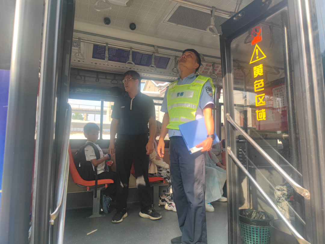 嚴把校車安全關 筑牢護學平安路 | 東聯(lián)鎮(zhèn)校園安全管理組開展校車運行線路安全檢查工作 圖片