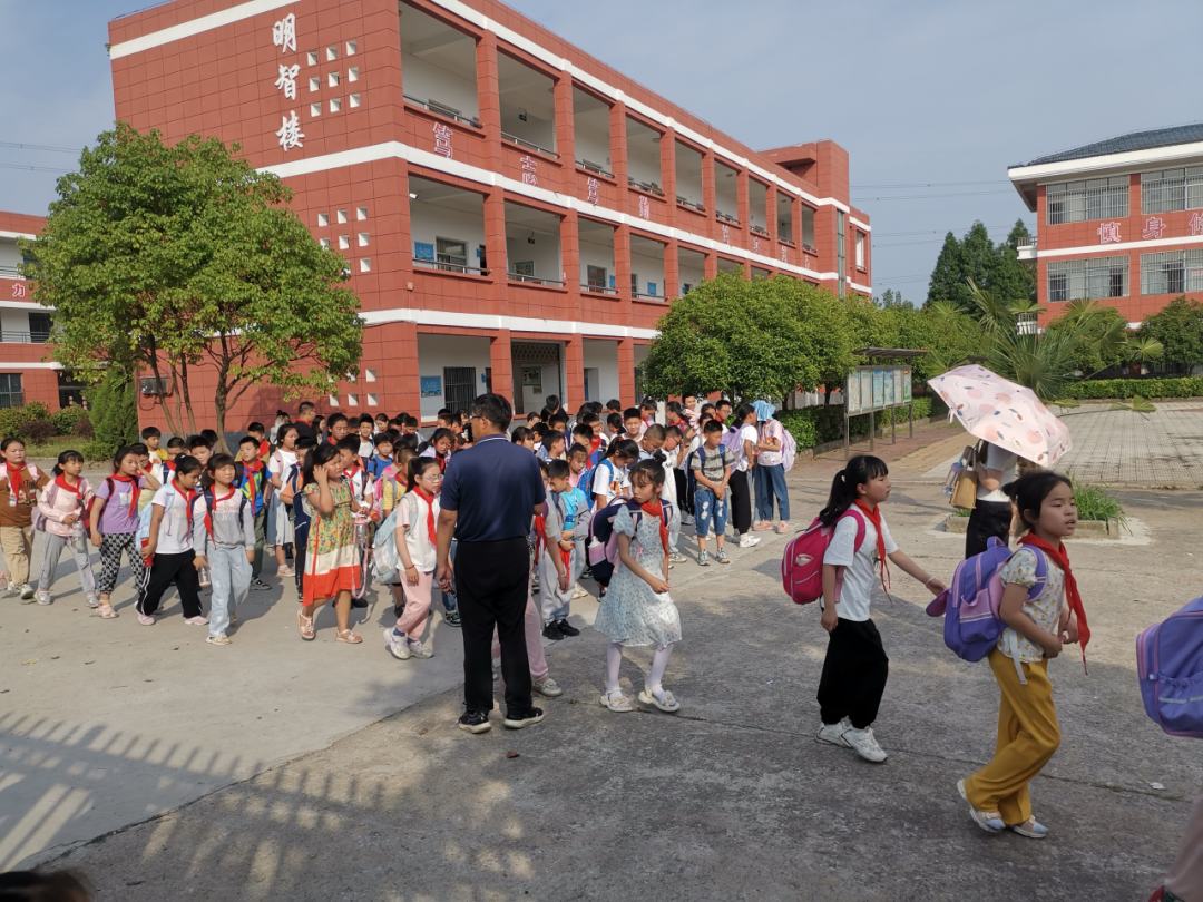 嚴把校車安全關 筑牢護學平安路 | 東聯(lián)鎮(zhèn)校園安全管理組開展校車運行線路安全檢查工作 圖片