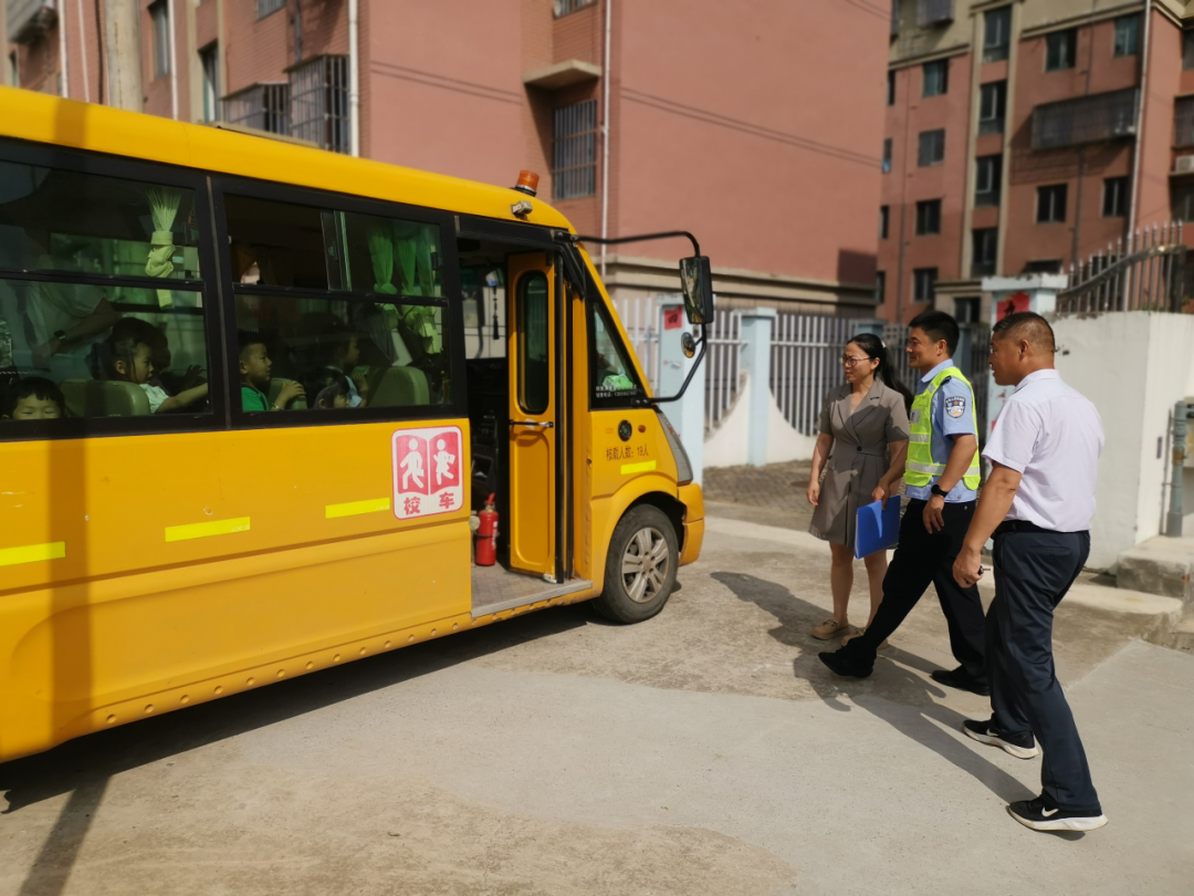 嚴把校車安全關 筑牢護學平安路 | 東聯(lián)鎮(zhèn)校園安全管理組開展校車運行線路安全檢查工作 圖片