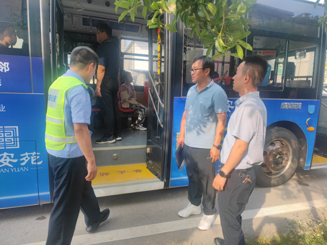 嚴把校車安全關 筑牢護學平安路 | 東聯(lián)鎮(zhèn)校園安全管理組開展校車運行線路安全檢查工作 圖片