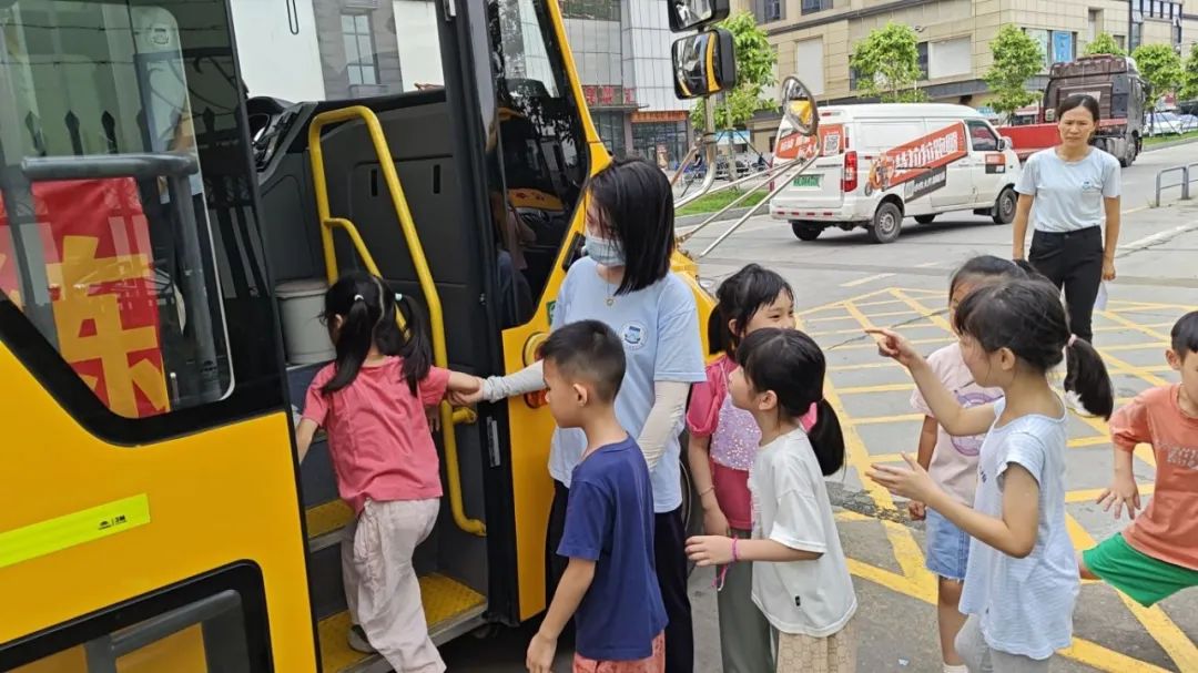 安全護航，平安抵達 ▎佛山市南海區(qū)大瀝禹源幼兒園2024年校車安全應(yīng)急演練