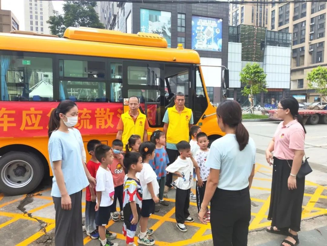 安全護航，平安抵達 ▎佛山市南海區(qū)大瀝禹源幼兒園2024年校車安全應(yīng)急演練