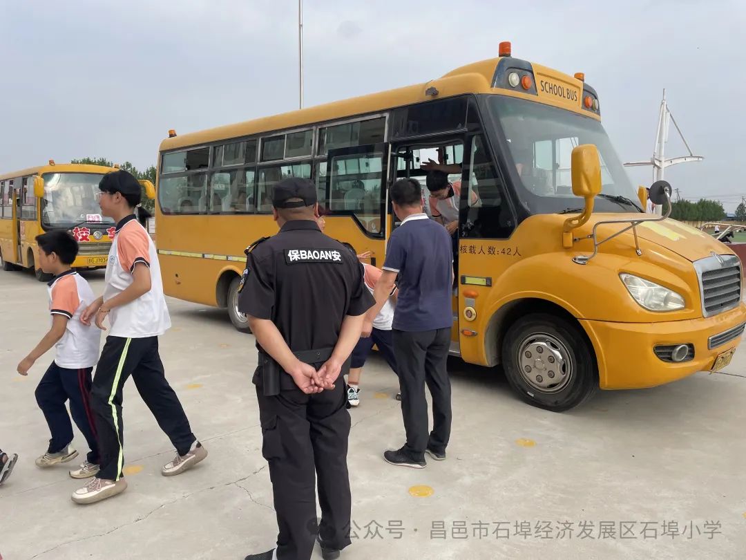 【全環(huán)境立德樹人】石埠小學(xué)進行校車應(yīng)急疏散演練活動 圖片