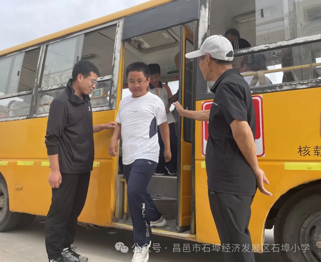 【全環(huán)境立德樹人】石埠小學(xué)進行校車應(yīng)急疏散演練活動 圖片