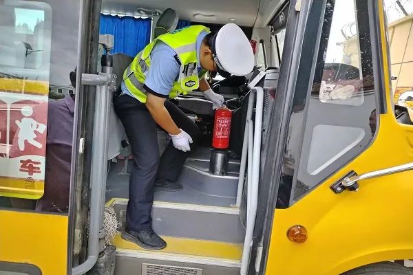 吉木乃縣公安局交警大隊(duì)持續(xù)開展校車安全大檢查