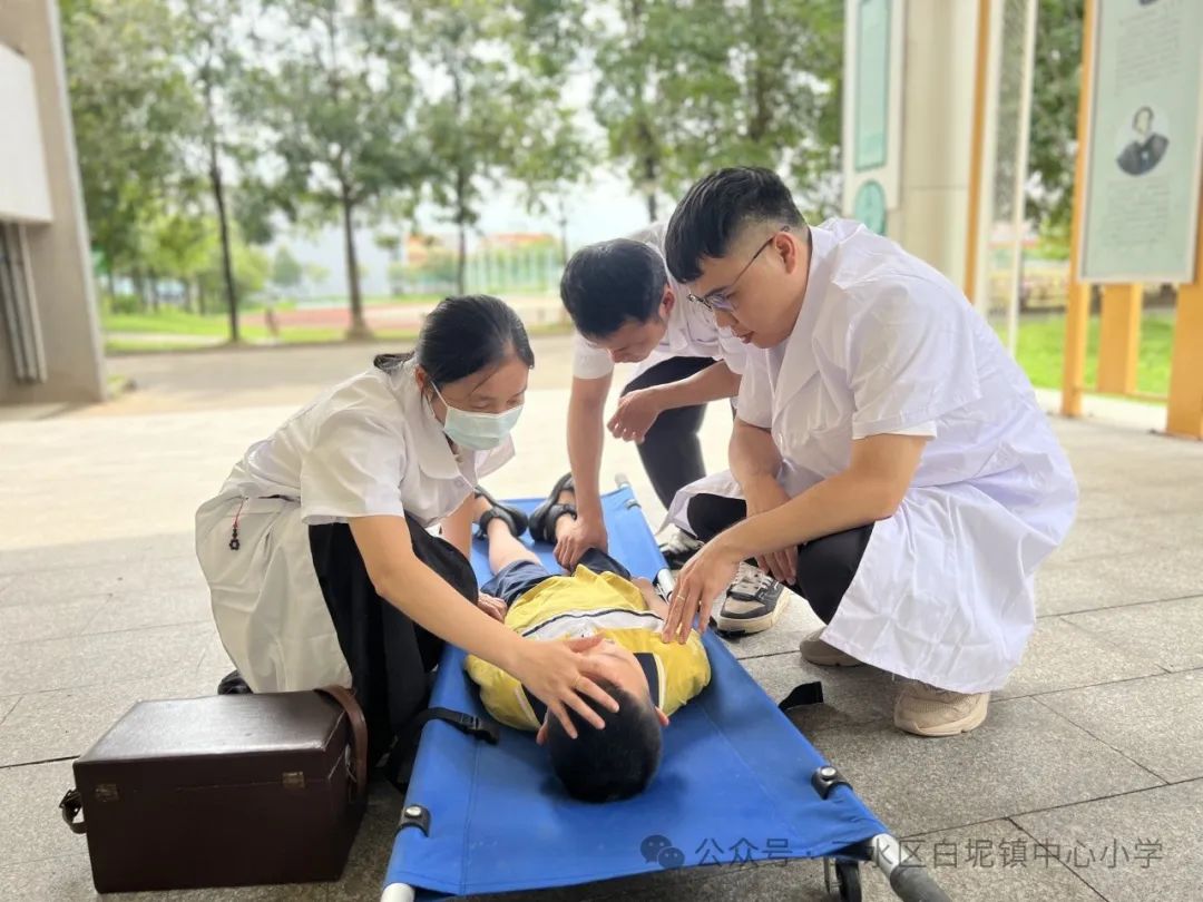 應(yīng)急演練始于心，防范未然始于行——白坭鎮(zhèn)中心小學(xué)開展校車安全逃生及防暴演練活動