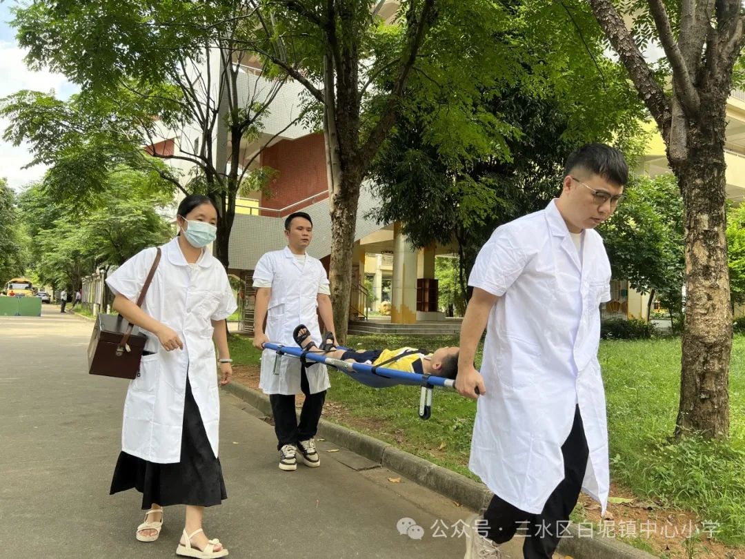 應(yīng)急演練始于心，防范未然始于行——白坭鎮(zhèn)中心小學(xué)開展校車安全逃生及防暴演練活動