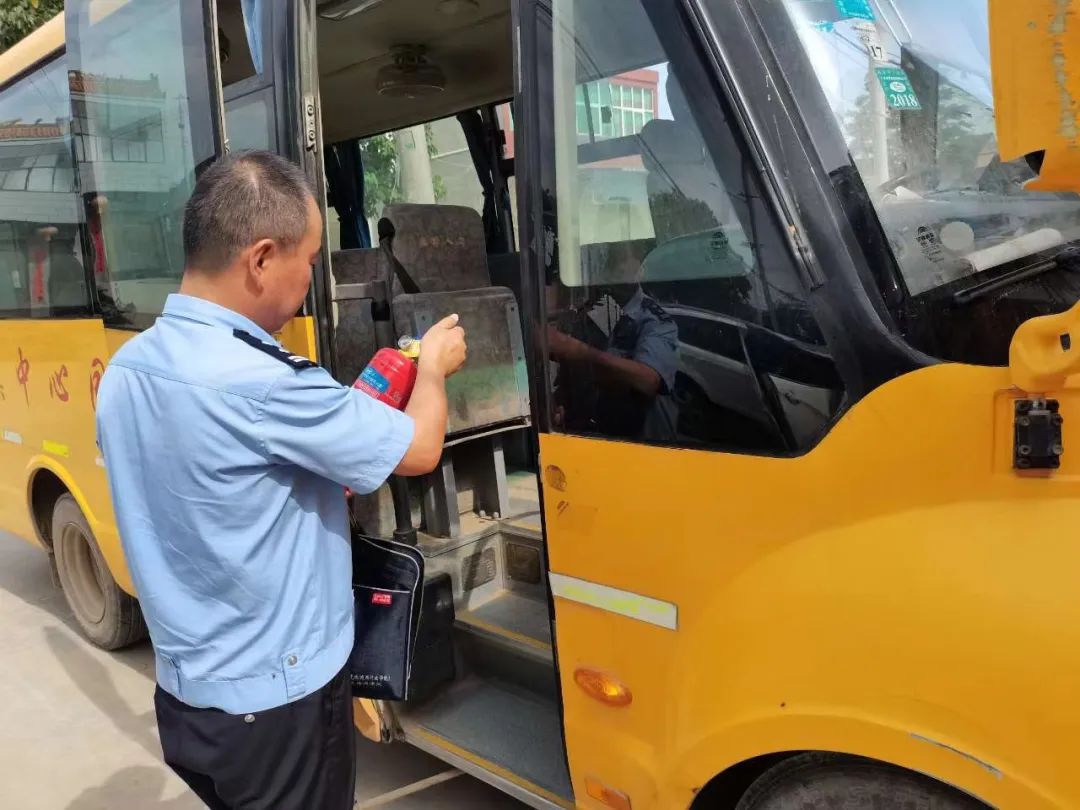 強化校車安全“大檢查” 擰緊校車出行“安全閥” 圖片