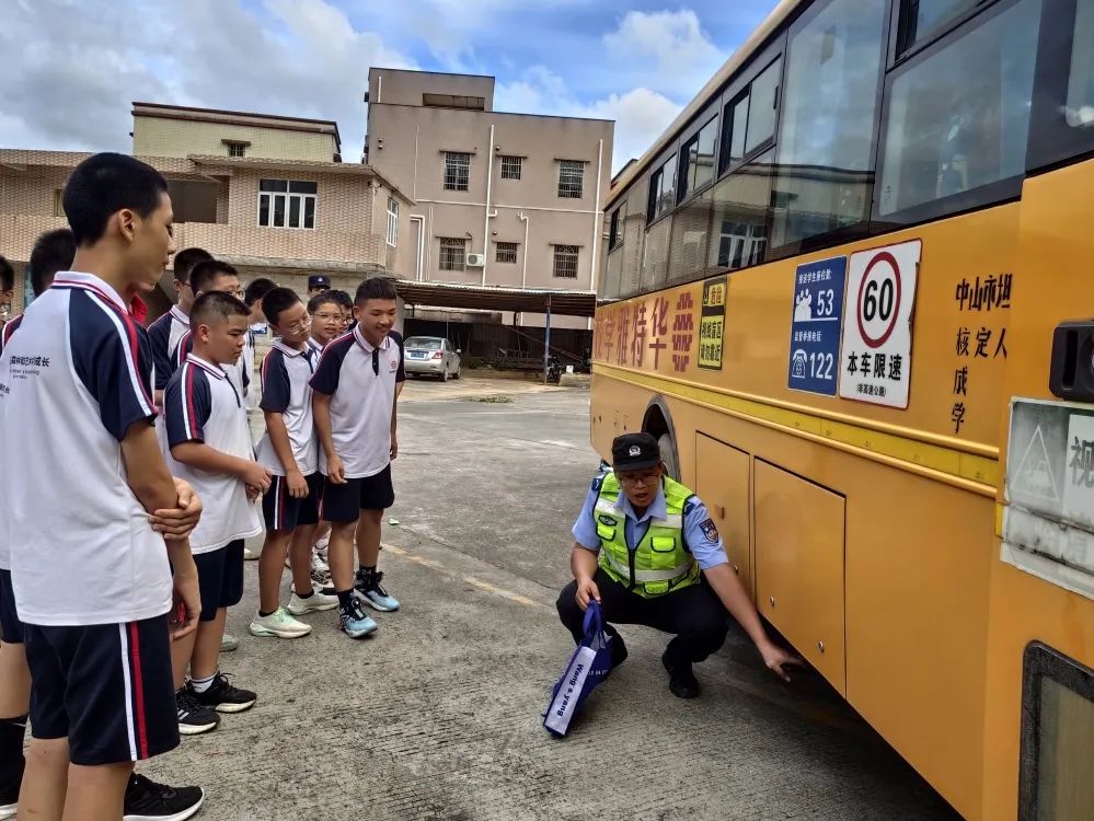 狠抓校車安全 構(gòu)建平安校園——華特雅學校開展校車安全逃生疏散演練系列活動 圖片