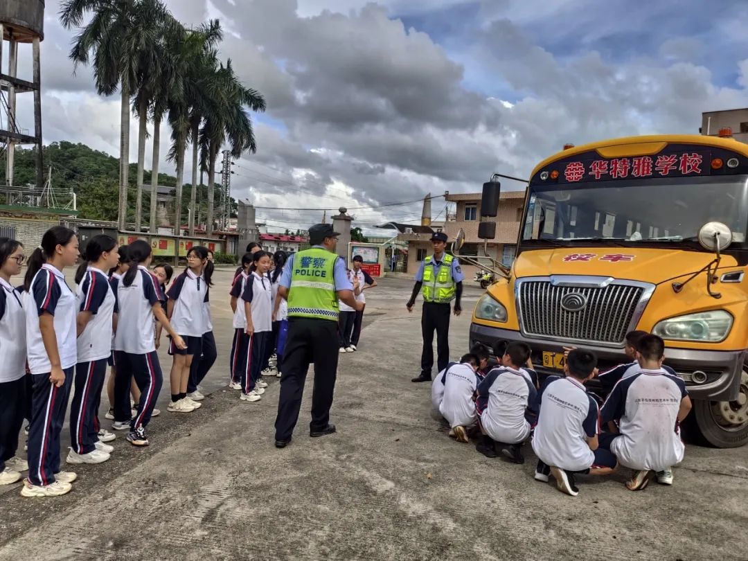 狠抓校車安全 構(gòu)建平安校園——華特雅學校開展校車安全逃生疏散演練系列活動 圖片