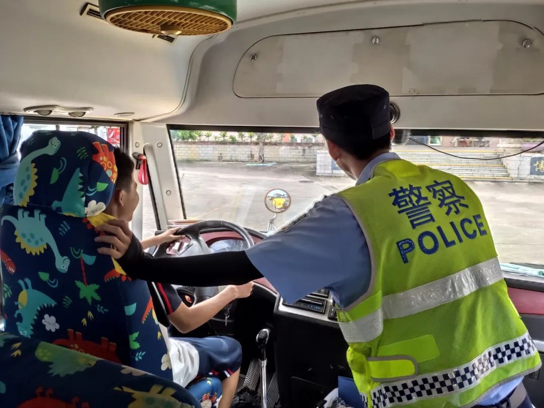 狠抓校車安全 構(gòu)建平安校園——華特雅學校開展校車安全逃生疏散演練系列活動 狠抓校車安全 構(gòu)建平安校園——華特雅學校開展校車安全逃生疏散演練系列活動