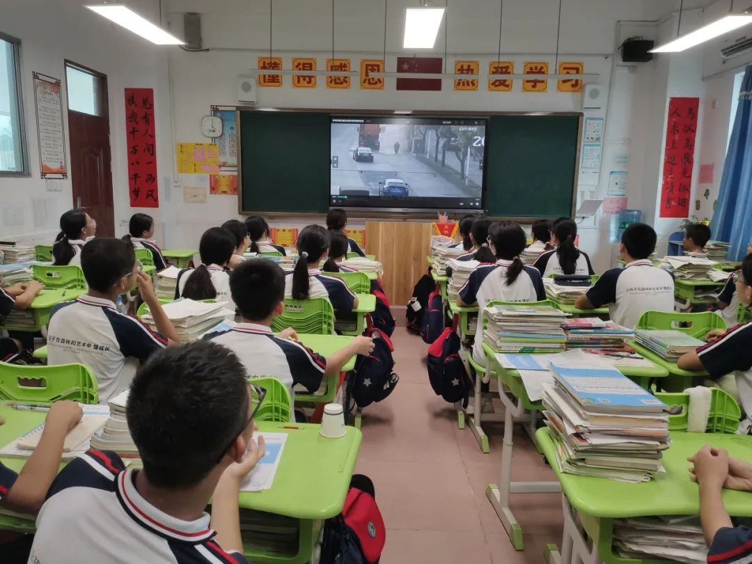 狠抓校車安全 構(gòu)建平安校園——華特雅學校開展校車安全逃生疏散演練系列活動 狠抓校車安全 構(gòu)建平安校園——華特雅學校開展校車安全逃生疏散演練系列活動