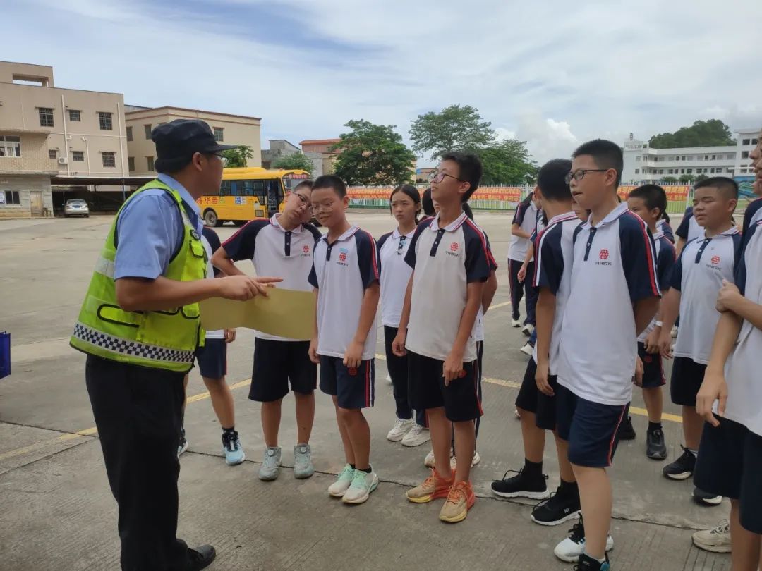 狠抓校車安全 構(gòu)建平安校園——華特雅學校開展校車安全逃生疏散演練系列活動 狠抓校車安全 構(gòu)建平安校園——華特雅學校開展校車安全逃生疏散演練系列活動