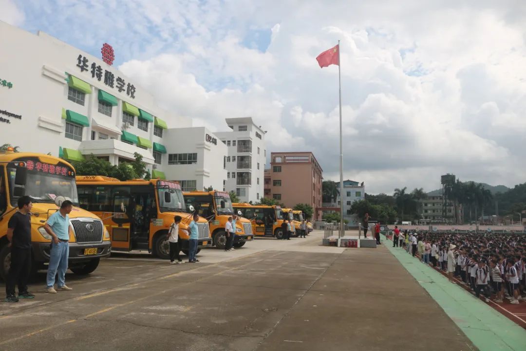 狠抓校車安全 構(gòu)建平安校園——華特雅學校開展校車安全逃生疏散演練系列活動 圖片