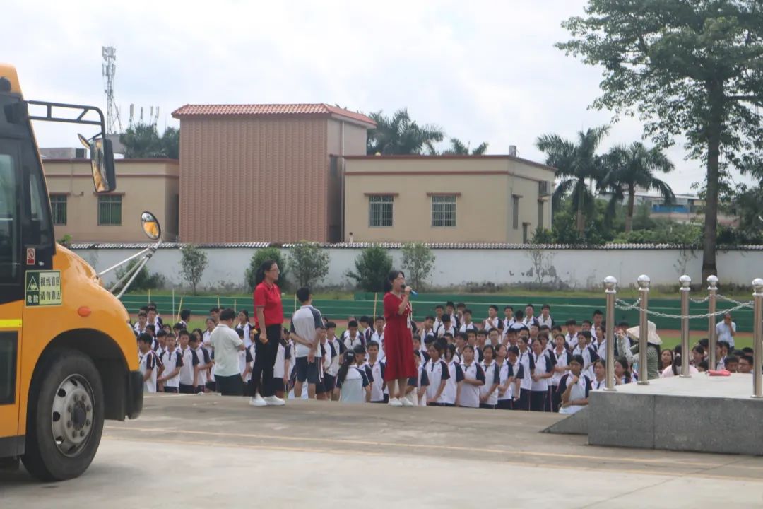 狠抓校車安全 構(gòu)建平安校園——華特雅學校開展校車安全逃生疏散演練系列活動 圖片