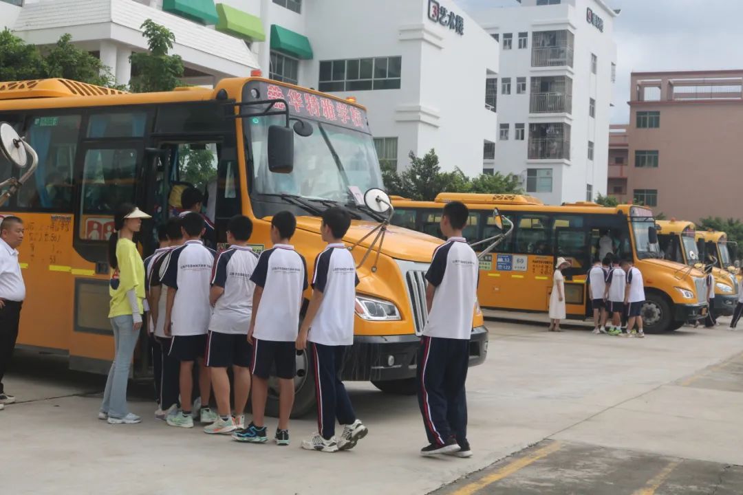 狠抓校車安全 構(gòu)建平安校園——華特雅學校開展校車安全逃生疏散演練系列活動 圖片