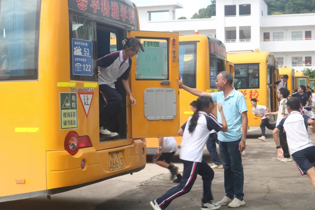 狠抓校車安全 構(gòu)建平安校園——華特雅學校開展校車安全逃生疏散演練系列活動 狠抓校車安全 構(gòu)建平安校園——華特雅學校開展校車安全逃生疏散演練系列活動