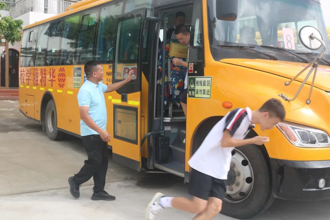 狠抓校車安全 構(gòu)建平安校園——華特雅學校開展校車安全逃生疏散演練系列活動 狠抓校車安全 構(gòu)建平安校園——華特雅學校開展校車安全逃生疏散演練系列活動