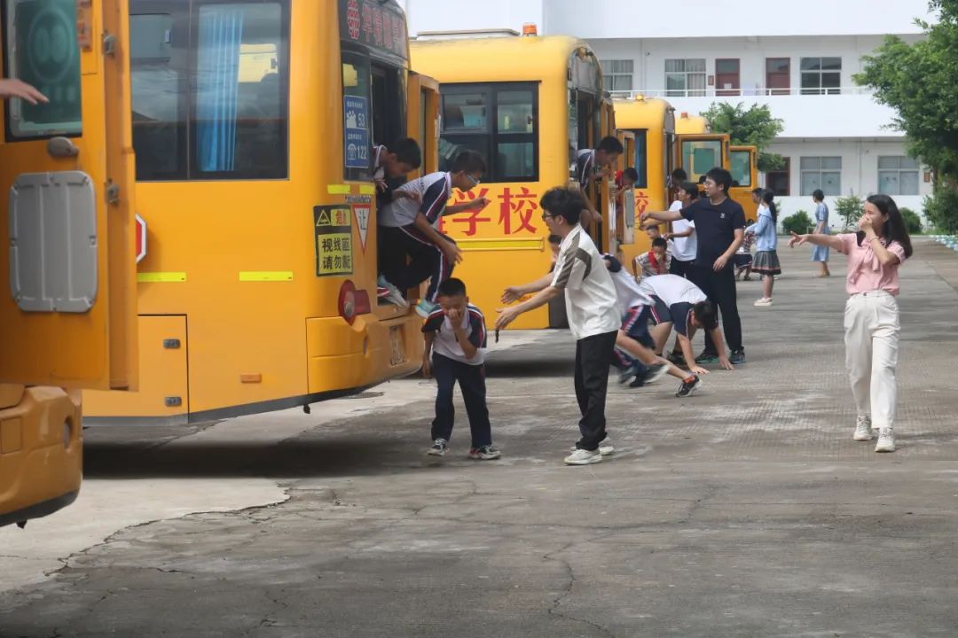 狠抓校車安全 構(gòu)建平安校園——華特雅學校開展校車安全逃生疏散演練系列活動 狠抓校車安全 構(gòu)建平安校園——華特雅學校開展校車安全逃生疏散演練系列活動