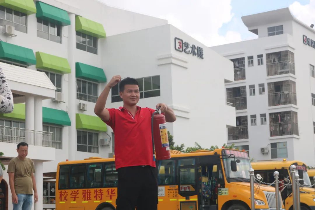 狠抓校車安全 構(gòu)建平安校園——華特雅學校開展校車安全逃生疏散演練系列活動 狠抓校車安全 構(gòu)建平安校園——華特雅學校開展校車安全逃生疏散演練系列活動