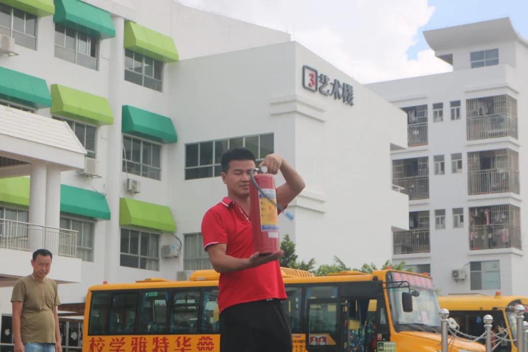 狠抓校車安全 構(gòu)建平安校園——華特雅學校開展校車安全逃生疏散演練系列活動 狠抓校車安全 構(gòu)建平安校園——華特雅學校開展校車安全逃生疏散演練系列活動