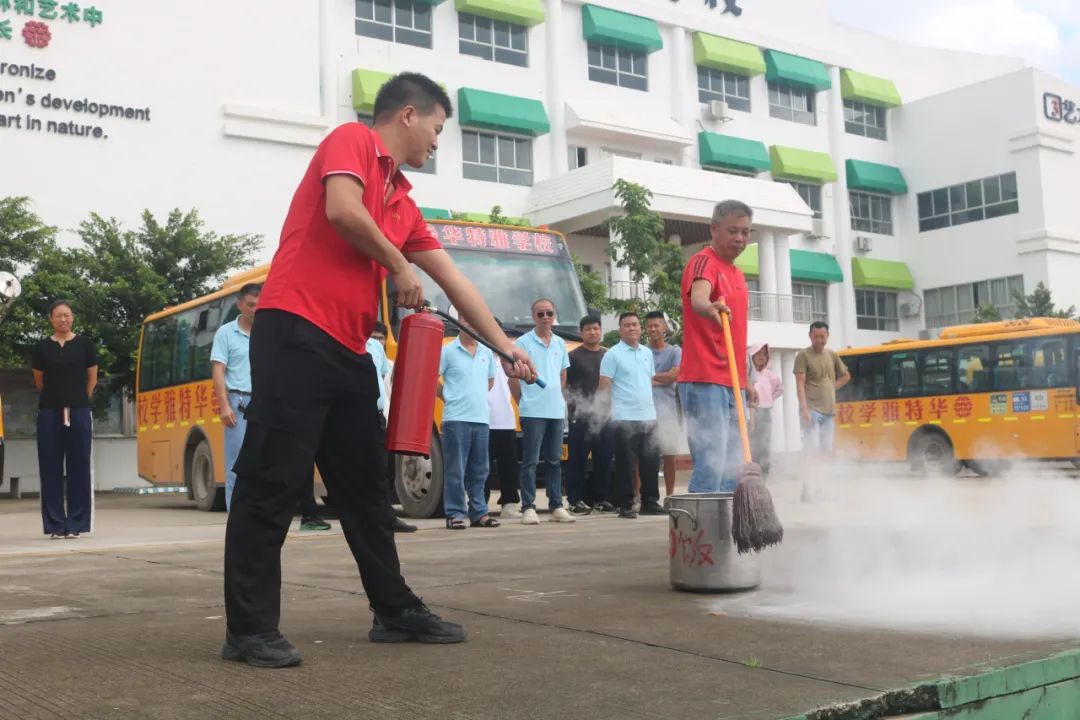 狠抓校車安全 構(gòu)建平安校園——華特雅學校開展校車安全逃生疏散演練系列活動 狠抓校車安全 構(gòu)建平安校園——華特雅學校開展校車安全逃生疏散演練系列活動