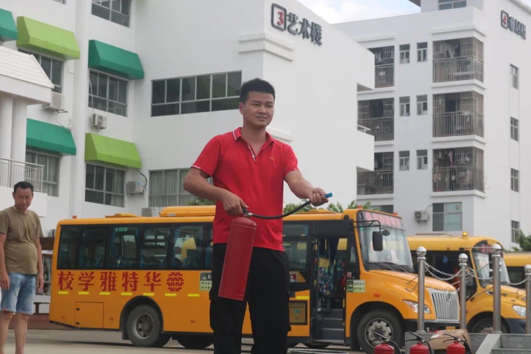 狠抓校車安全 構(gòu)建平安校園——華特雅學校開展校車安全逃生疏散演練系列活動 狠抓校車安全 構(gòu)建平安校園——華特雅學校開展校車安全逃生疏散演練系列活動