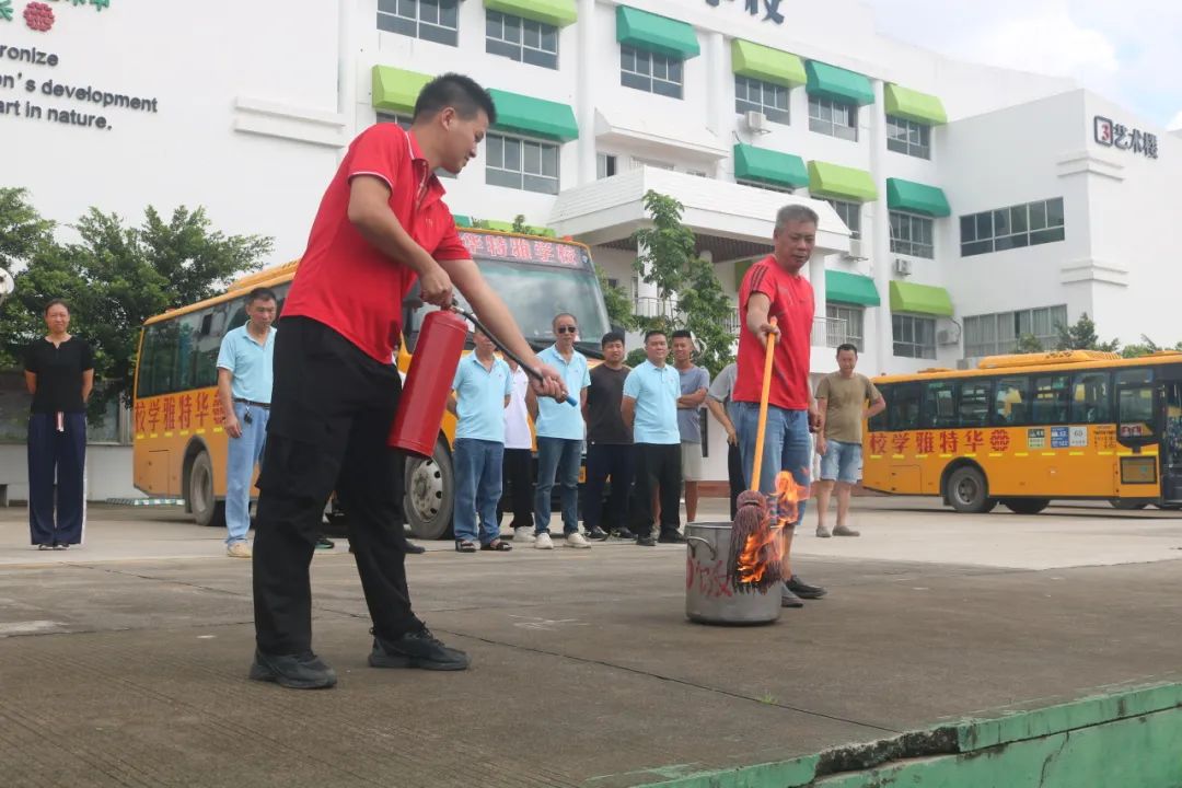狠抓校車安全 構(gòu)建平安校園——華特雅學校開展校車安全逃生疏散演練系列活動 狠抓校車安全 構(gòu)建平安校園——華特雅學校開展校車安全逃生疏散演練系列活動