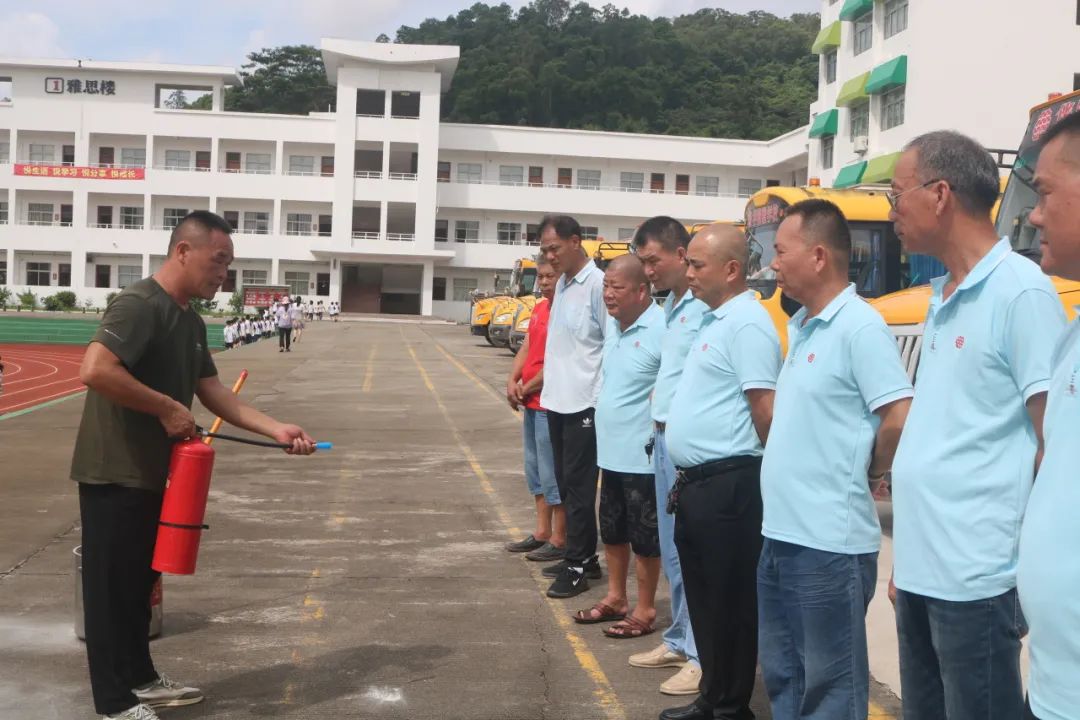 狠抓校車安全 構(gòu)建平安校園——華特雅學校開展校車安全逃生疏散演練系列活動 圖片
