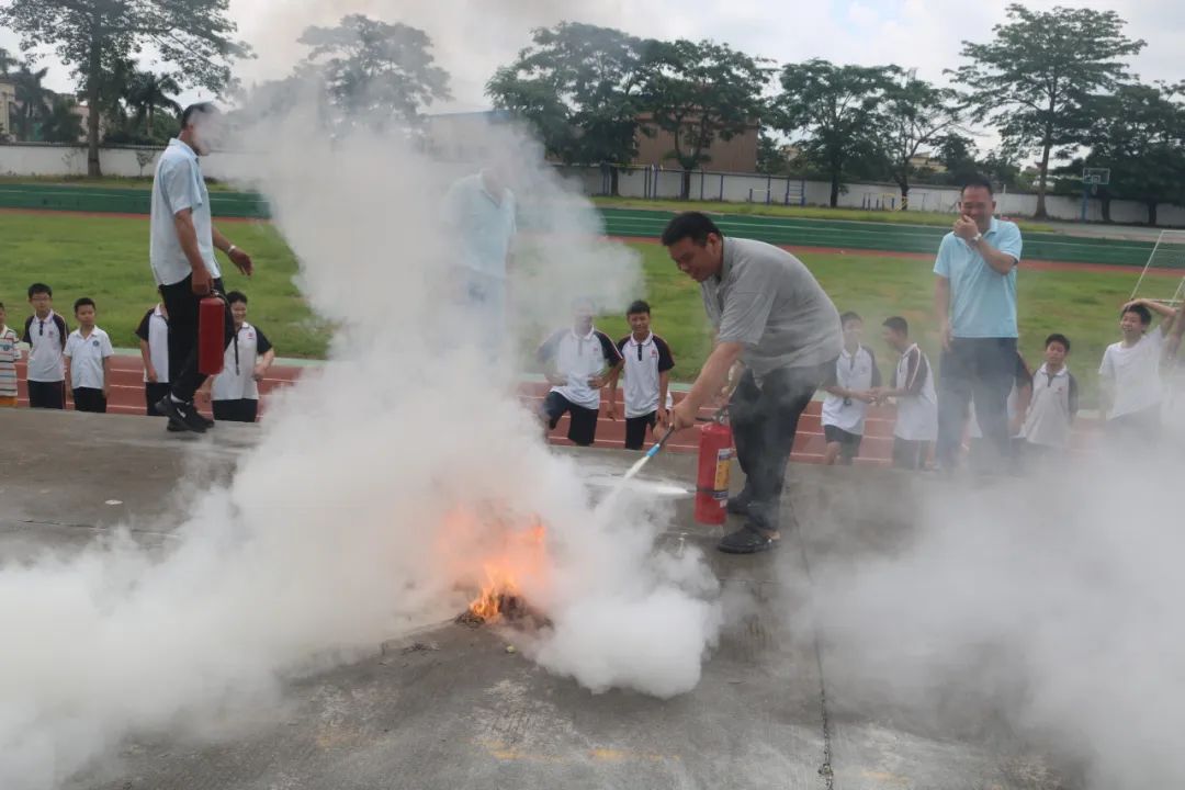狠抓校車安全 構(gòu)建平安校園——華特雅學校開展校車安全逃生疏散演練系列活動 圖片