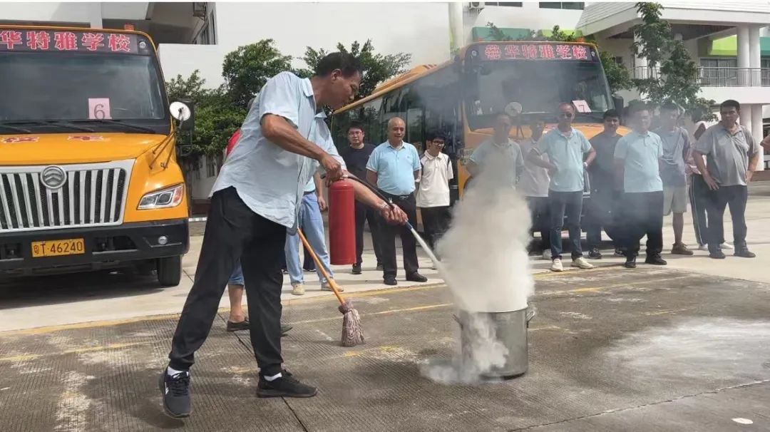 狠抓校車安全 構(gòu)建平安校園——華特雅學校開展校車安全逃生疏散演練系列活動 圖片