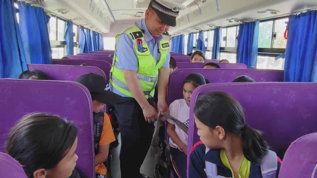 【夏季百日行動】把好校車上路“安全關(guān)”哈巴河交警在行動 圖片