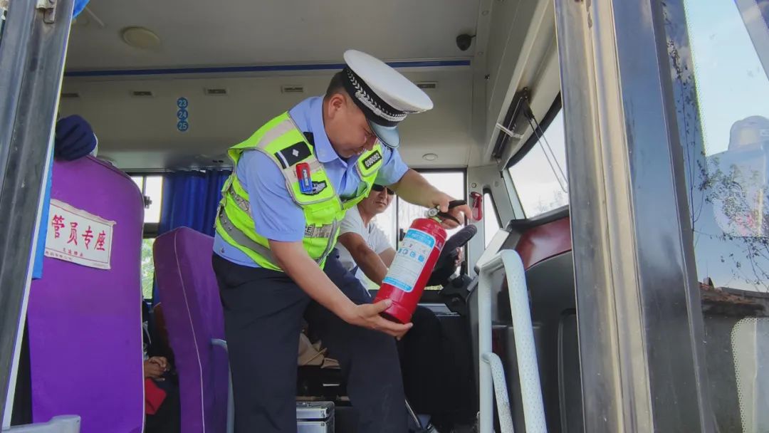 【夏季百日行動】把好校車上路“安全關(guān)”哈巴河交警在行動 圖片