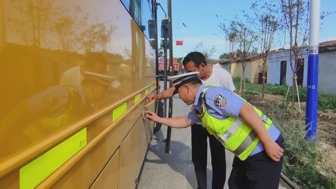 【夏季百日行動】把好校車上路“安全關(guān)”哈巴河交警在行動 圖片