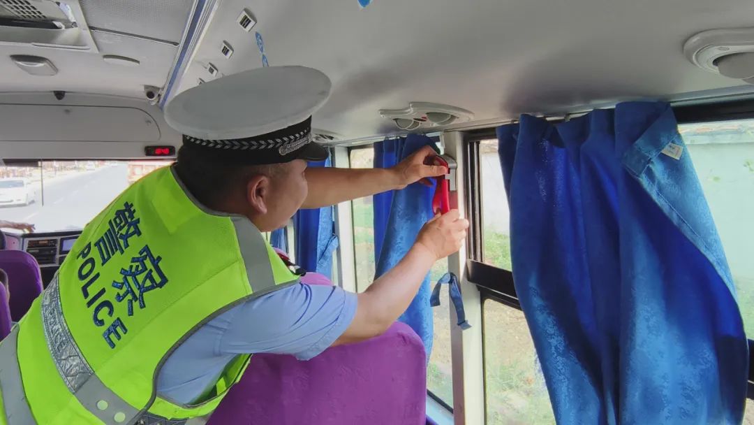 【夏季百日行動】把好校車上路“安全關(guān)”哈巴河交警在行動 圖片