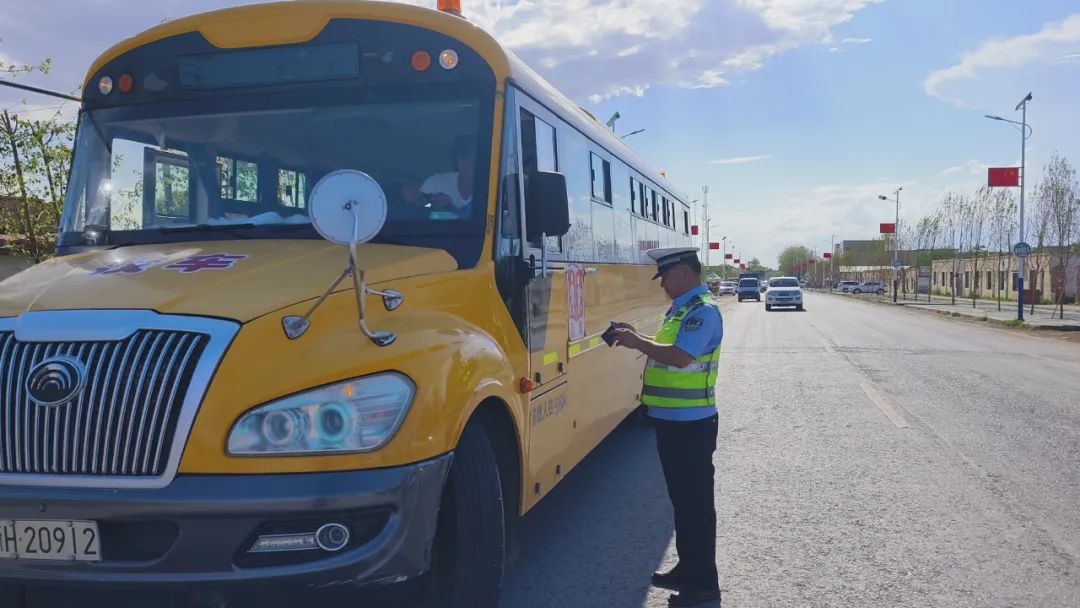 【夏季百日行動】把好校車上路“安全關(guān)”哈巴河交警在行動 圖片
