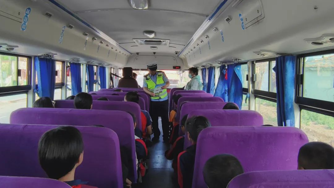 【夏季百日行動】把好校車上路“安全關(guān)”哈巴河交警在行動 圖片