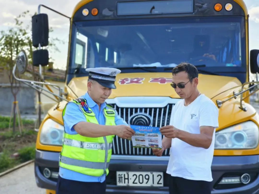 【夏季百日行動】把好校車上路“安全關(guān)”哈巴河交警在行動 圖片