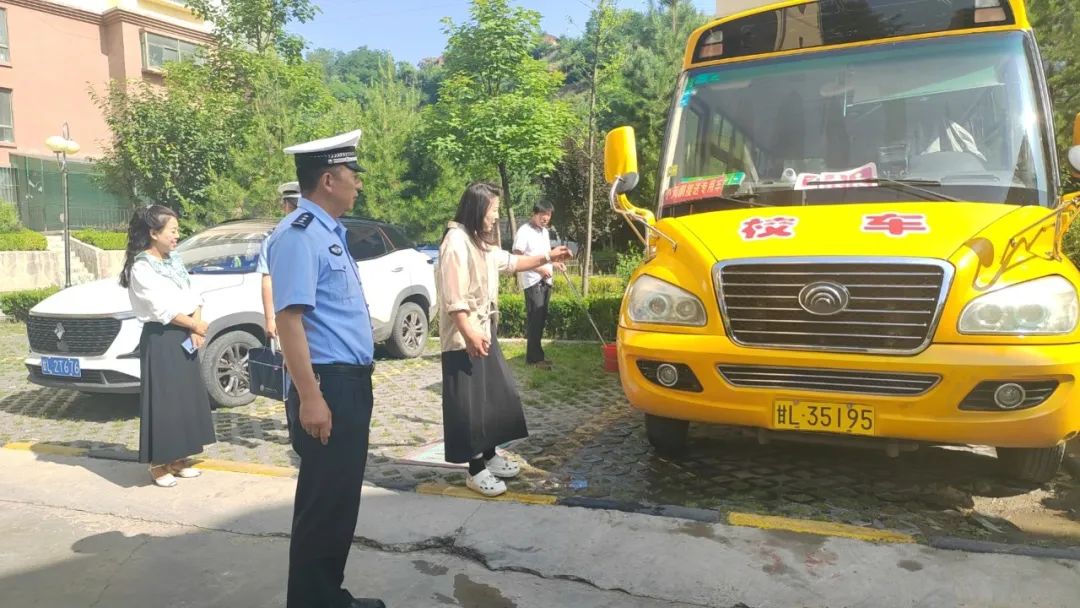 【暑期交通安全宣傳教育】華亭公安交警開展暑假前校車安全大檢查 圖片