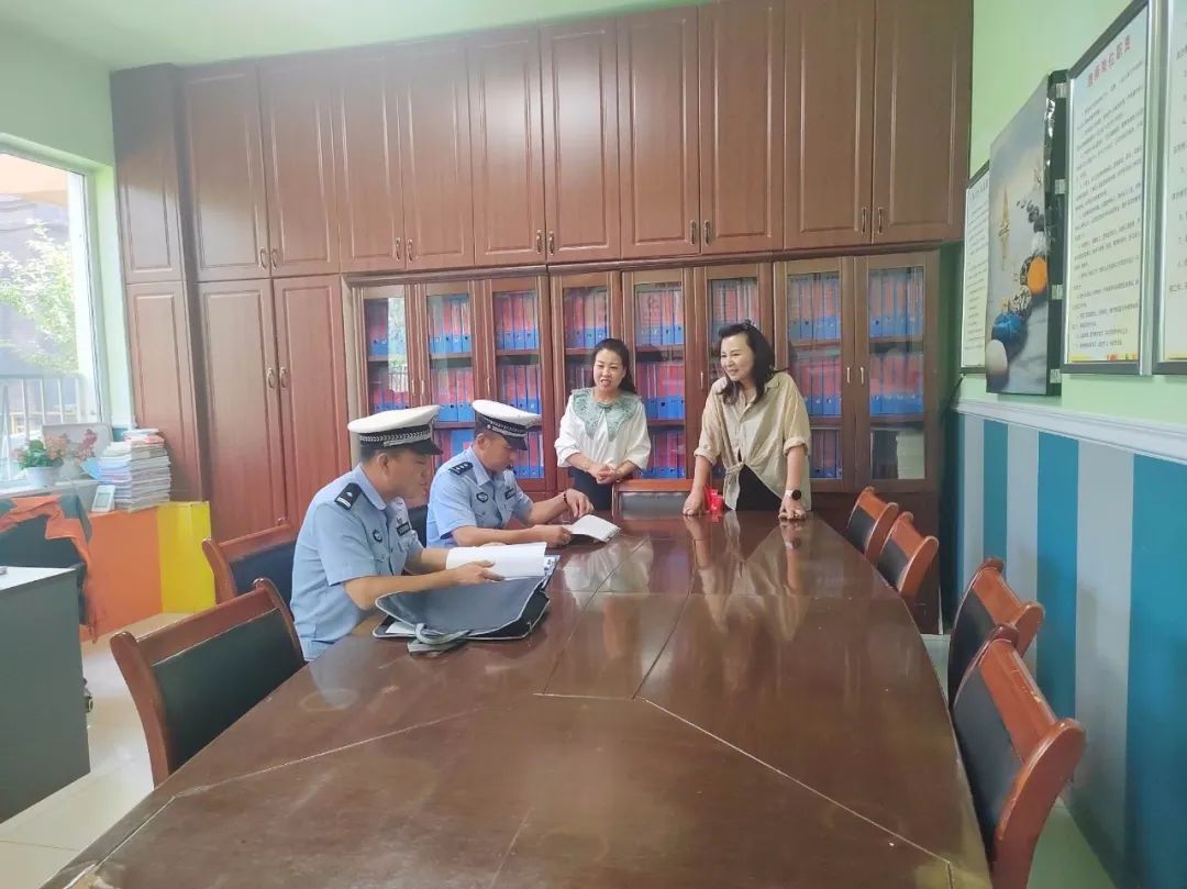 【暑期交通安全宣傳教育】華亭公安交警開展暑假前校車安全大檢查 圖片