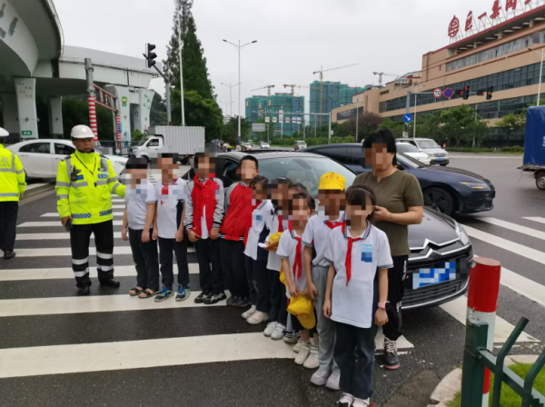 溫州交警查獲“黑校車”：5座車載10名學(xué)生，司機(jī)被刑事立案