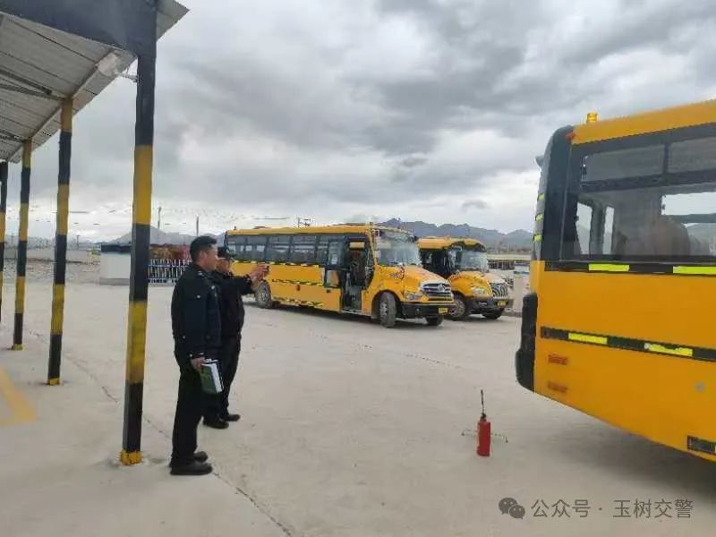 玉樹州公安局交警支隊(duì)“強(qiáng)部署 嚴(yán)把關(guān)”完成全州校車標(biāo)牌核發(fā)工作 圖片