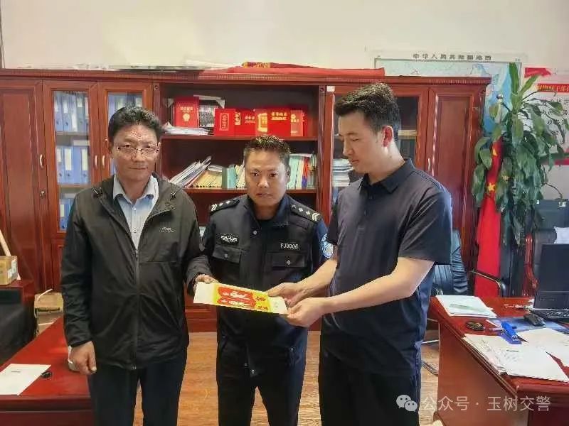 玉樹州公安局交警支隊(duì)“強(qiáng)部署 嚴(yán)把關(guān)”完成全州校車標(biāo)牌核發(fā)工作 圖片