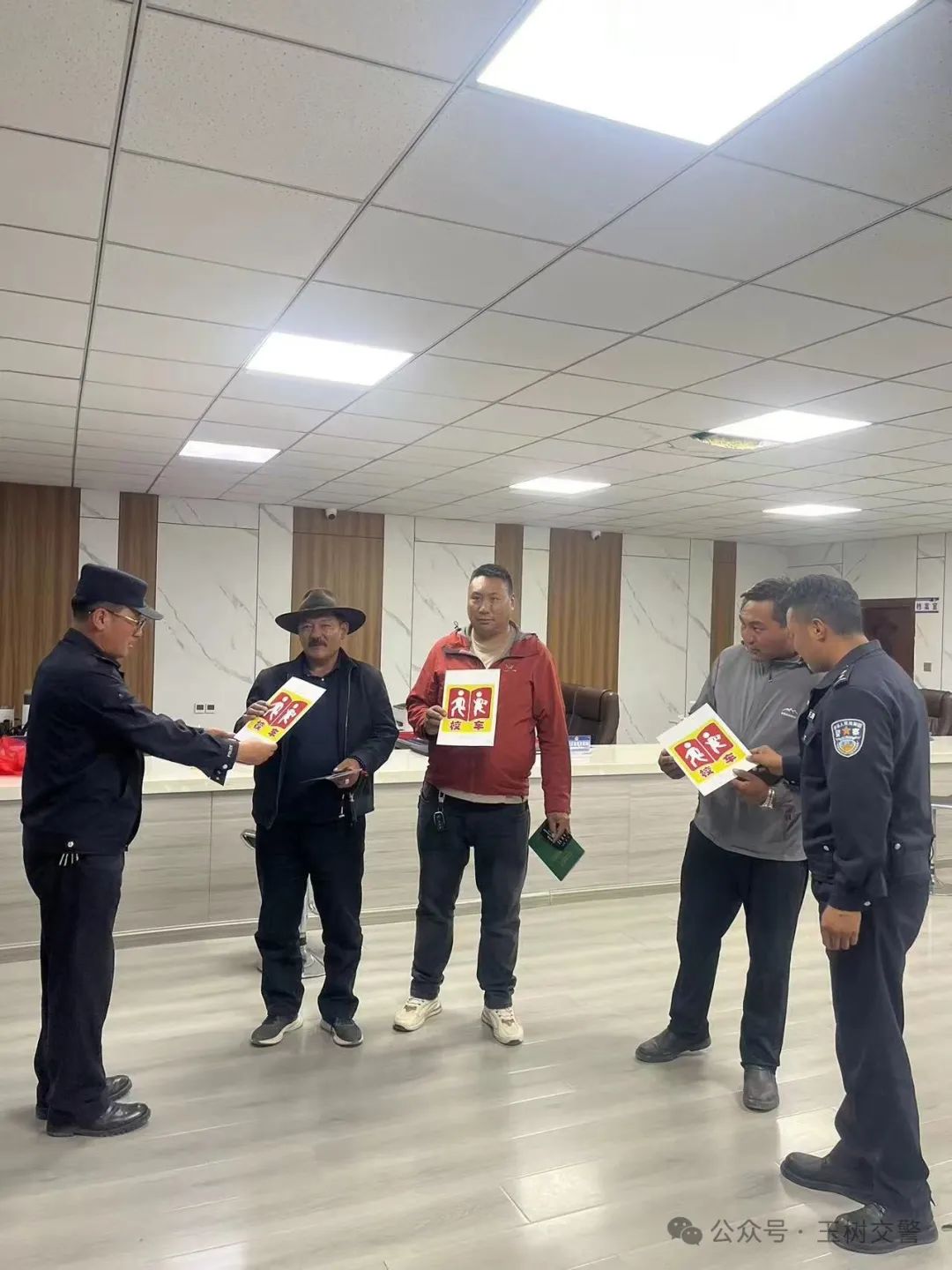 玉樹州公安局交警支隊(duì)“強(qiáng)部署 嚴(yán)把關(guān)”完成全州校車標(biāo)牌核發(fā)工作 圖片